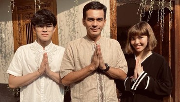 img-title Interaksi Manis Putri Rina Gunawan dengan Istri Baru Teddy Syah