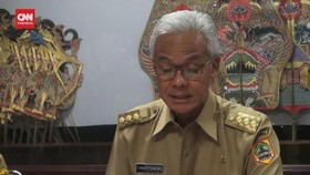 img-title VIDEO: Ganjar Naikkan UMP Jateng Rp 145 Ribu
