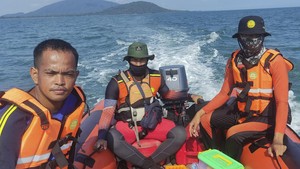 FOTO: Pencarian Korban Helikopter Polri yang Jatuh di Belitung Timur