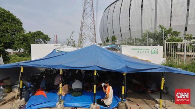 Warga gusuran Kampung Bayam kini masih terlunta di sekitar kawasan JIS. Mereka mendirikan tenda sebagai hunian sementara.
