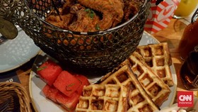 Menjajal Ayam Goreng '100 Tahun' yang Berpadu dengan Semangka Merah