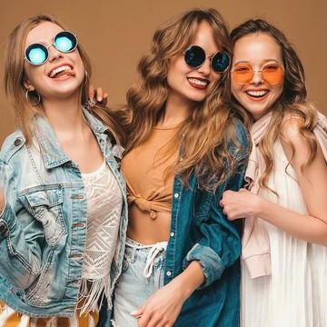 img-title 6 Pilihan Warna Pakaian yang Membuatmu Tampil Fresh dan Awet Muda, Bisa Buat Inspirasi OOTD Hari Ini!