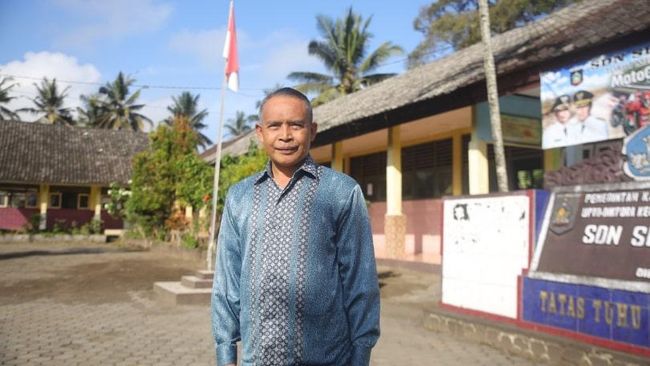 Maun, Kepala SDN Setiling, Kabupaten Lombok Tengah, Nusa Tenggara Barat, percaya bahwa semua anak itu pintar.