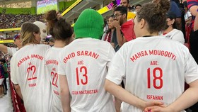 img-title FOTO: Aksi Pussy Riot di Laga Iran vs Amerika Serikat