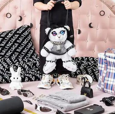Iklan Baju Anak Berbau BDSM Dikecam, Balenciaga Minta Maaf