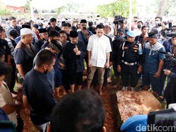 Duka Ben Kasyafani Antar Jenazah Ayah ke Liang Lahat