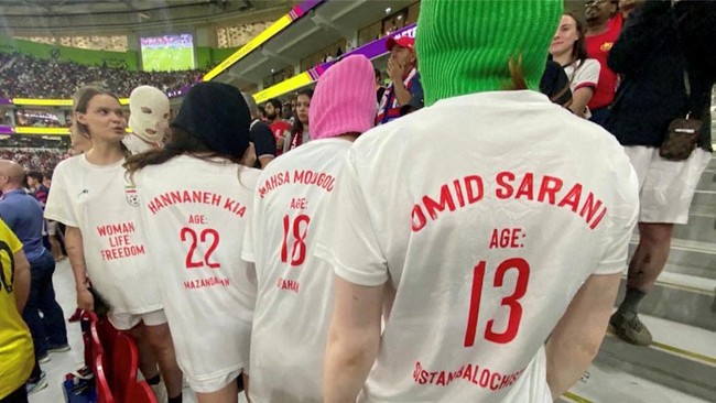 Warga Iran yang menonton Piala Dunia terbelah, antara pendukung tim nasional dan pembela demonstrasi di kampung halaman mereka.