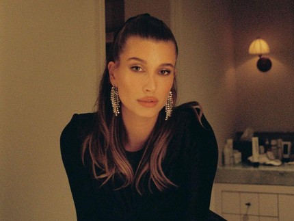 Belum Setahun Melahirkan, Hailey Bieber Curhat Punya 2 Kista Ovarium yang Buat Perut Buncit