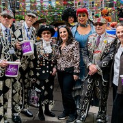 Mengenal Pearly Kings & Queens, Tradisi Unik untuk Acara Amal yang Ikonis dan Hanya Bisa Ditemukan di Inggris!