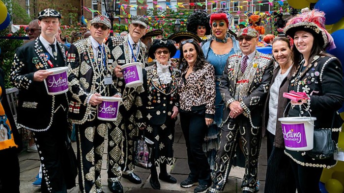 Mengenal Pearly Kings & Queens, Tradisi Unik untuk Acara Amal yang Ikonis dan Hanya Bisa Ditemukan di Inggris!