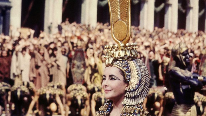 British-born American actress Elizabeth Taylor (1932 - 2011) winking in the title role of 'Cleopatra', directed by Joseph L Mankiewicz, 1963. (Photo by Silver Screen Collection/Getty Images)