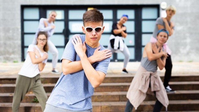 Sepasang siswa dan siswi SMPN 1 Ciawi berdansa menuai kritik dari netizen. Ternyata, dua murid itu adalah atlet dance sport peraih medali emas.