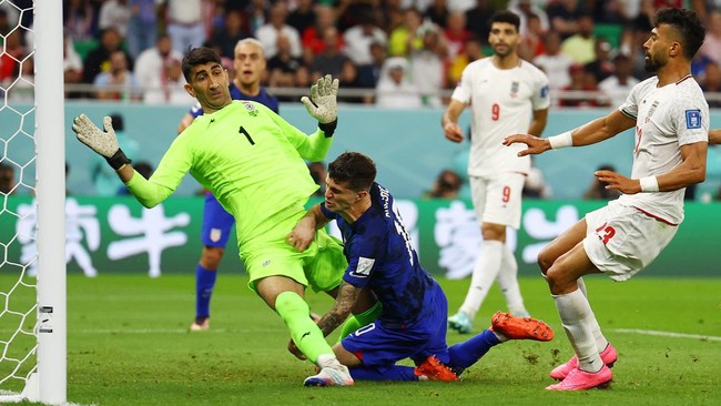 Para pemain Iran menyanyikan lagu kebangsaan di Piala Dunia 2022 setelah menerima kabar ancaman hingga penyiksaan yang akan dilakukan terhadap keluarga mereka.