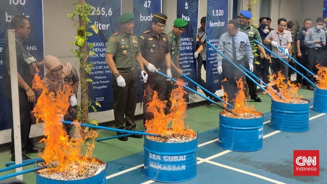 Bea Cukai Sulsel bagian selatan Makassar memusnahkan 1,8 juta batang rokok ilegal, 265 liter miras, dan 47 buah sex toys bernilai Rp2,2 miliar.