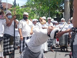 Kerauhan Massal saat Nangluk Merana di Kuta, Tusuk Diri Pakai Keris