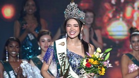 FOTO: Mia Sue Choi Dinobatkan Jadi Miss Earth 2022