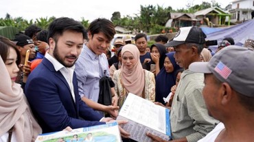 img-title Naik Helikopter, Lesti Kejora & Rizky Billar Kunjungi Korban Gempa Cianjur