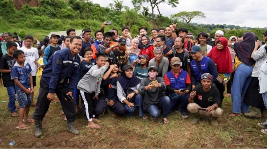 Lesti Kejora dan Rizky Billar kunjungi korban gempa Cianjur.
