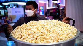 FOTO: Tong hingga Ember, Cara Warga Thailand Borong Popcorn Sepuasnya