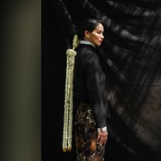 Simak Kembali Pemotretan Marsha Timothy yang Elegan dalam Gaun Batik dan Beskap!