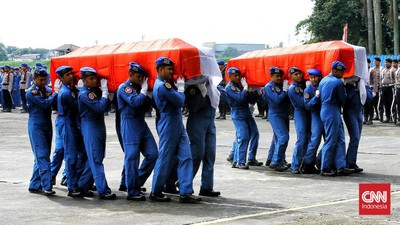 img-title FOTO: Momen Penyerahan 2 Jenazah Kru Heli yang Jatuh di Babel