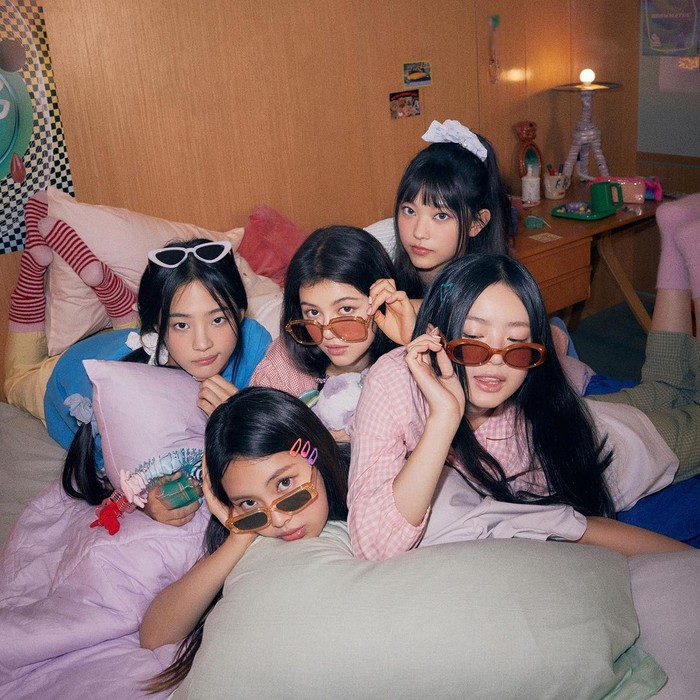 New Jeans mengajak Beauties untuk Pajama Party di awal tahun baru. Terkenal dengan gaya trendinya, New Jeans memilih kacamata sebagai item fashion wajib saat Pajama Party di pemotretan pertama Season's Greeting./Foto: instagram.com/newjeans_official