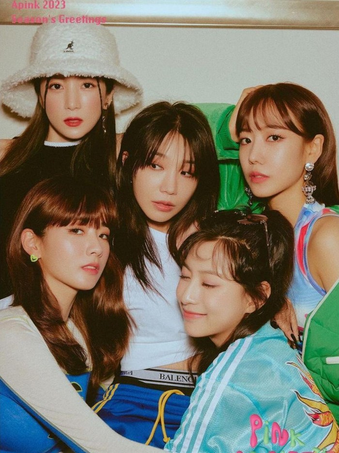 Para member Apink menunjukkan kedekatan sebagai grup yang telah melewati tahun ke-11 melalui foto Season's Greeting 2023 bertajuk Pink Society. Kece dan retro abis, Beauties./Foto: instagram.com/official.apink2011