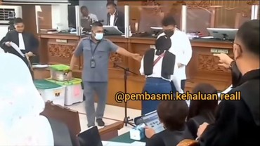 7 Momen Detik-detik Wanita Nekat Terobos Sidang Ngaku Fans Ferdy Sambo