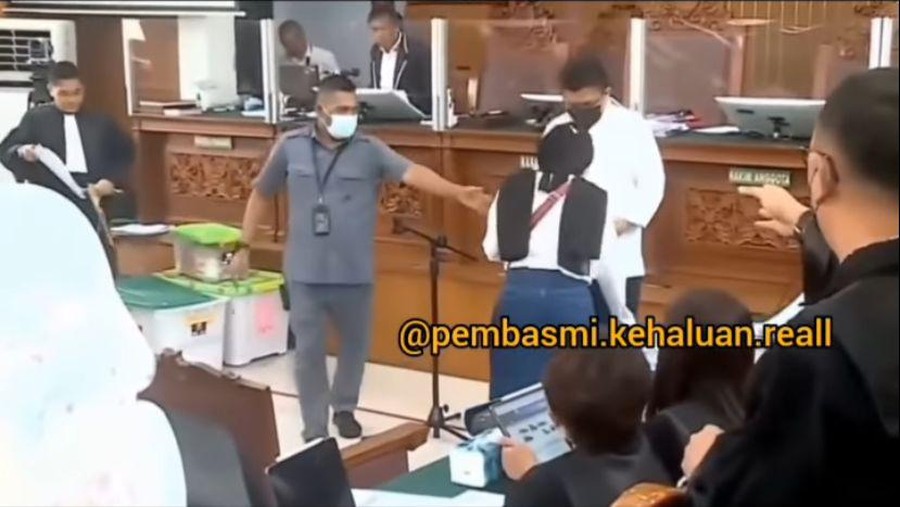 Perempuan Nekat Terobos Sidang Ferdy Sambo Perempuan Nekat Terobos Sidang Ferdy Sambo