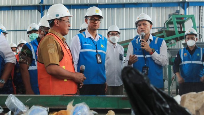 Kolaborasi PLN & Pemkot Cilegon Ubah Sampah Jadi Bahan Baku Co-Firing Walikota Cilegon Helldy Agustian mengatakan adanya BBJP TPSA Bagendung ini berdampak besar tidak hanya bagi lingkungan tapi juga ekonomi Kota Cilegon.