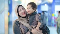 7 Potret Tampan Ali Anak Tasyi Athasyia Akhirnya Diperlihatkan Jelas pada Publik