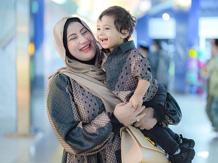 7 Potret Tampan Ali Anak Tasyi Athasyia Akhirnya Diperlihatkan Jelas pada Publik
