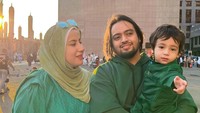 <p>Sebelumnya, Tasyi sempat menyembunyikan wajah Ali. Namun, kini ia telah memperlihatkan dengan jelas wajah sang anak pada publik. (Foto: Instagram: @tasyiiathasyia)</p>