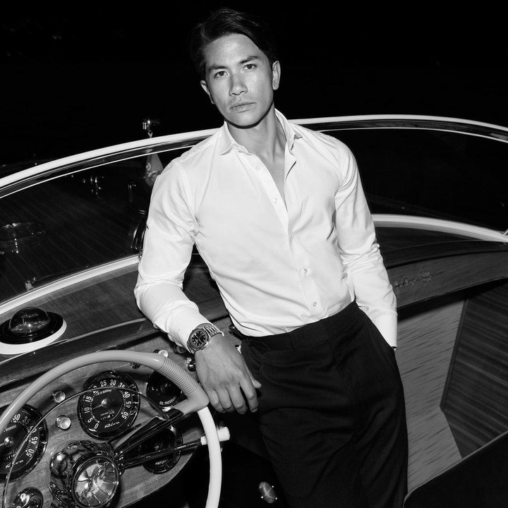 <p>Pangeran Mateen, putra Sultan SHassanal Bolkiah dari Brunei Darussalam kembali membuat heboh, Bunda. Kali ini, pria kelahiran 31 tahun silam tersebut jadi pusat perhatian karena berkunjung ke Malaysia. (Foto: Instagram @tmski)<br /><br /><br /></p>