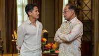 <p>Tak sendiri, kunjungan tersebut ia lakukan bersama sang ayah untuk bertemu dengan Perdana Menteri Datuk Seri Anwar Ibrahim. (Foto: Instagram @tmski)<br /><br /><br /></p>