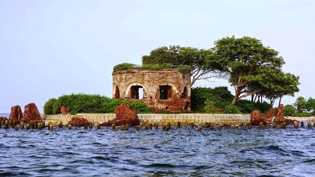 Pulau Onrust, Lokasi Fenomena Ikan Naik ke Darat yang Penuh Sejarah Pulau Onrust termasuk bagian dari Kepulauan Seribu, dan dikenal sebagai wisata sejarah karena pulau ini banyak digunakan saat zaman kolonial Belanda.