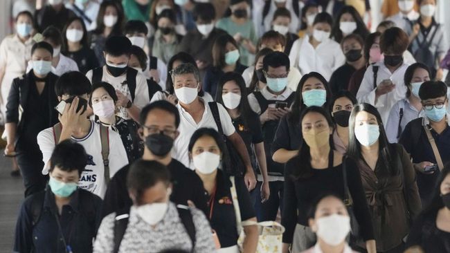 Thailand Perketat Tes Pendatang saat China Diterjang 'Tsunami' Covid Thailand memperketat aturan bagi pelancong yang datang ke negaranya di tengah kekhawatiran sejumlah negara atas lonjakan kasus Covid-19 di China.