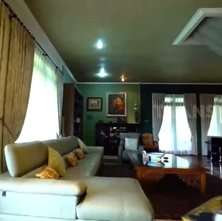 <p>Hampir sama seperti ruang tamunya, Ivy dan sang suami juga mendekorasi ruang keluarga senyaman mungkin dan tentunya juga dilengkapi beberapa patung antik yang berusia ratusan tahun, lho, Bunda. (Foto: YouTube TRANS7 OFFICIAL)</p>