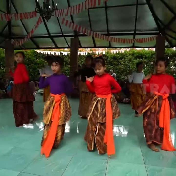 <p>Memiliki rumah tradisional yang sangat luas, Ivy juga menyediakan fasilitas untuk masyarakat sekitar villa tanpa dipungut biaya, Bunda. Salah satu fasilitas yang ia berikan adalah gazebo yang ia sediakan untuk anak-anak yang ingin berlatih menari. (Foto: YouTube TRANS7 OFFICIAL)</p>
