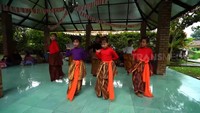 <p>Memiliki rumah tradisional yang sangat luas, Ivy juga menyediakan fasilitas untuk masyarakat sekitar villa tanpa dipungut biaya, Bunda. Salah satu fasilitas yang ia berikan adalah gazebo yang ia sediakan untuk anak-anak yang ingin berlatih menari. (Foto: YouTube TRANS7 OFFICIAL)</p>