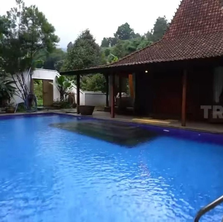 <p>Kolam renangnya berada di rumah joglo yang masih satu area dengan villanya itu. Tak hanya itu, hal menarik dari kolam renangnya ini adalah memiliki pemandangan langsung ke area persawahan milik Ivy. (Foto: YouTube TRANS7 OFFICIAL)</p>