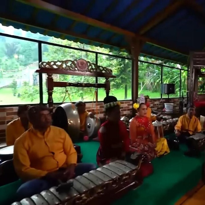 <p>Tidak hanya itu saja, Ivy juga menyediakan satu paket alat musik tradisional yang bisa digunakan kapan saja oleh masyarakat. (Foto: YouTube TRANS7 OFFICIAL)</p>