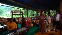 <p>Tidak hanya itu saja, Ivy juga menyediakan satu paket alat musik tradisional yang bisa digunakan kapan saja oleh masyarakat. (Foto: YouTube TRANS7 OFFICIAL)</p>