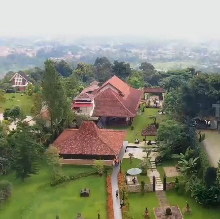 <p>Belum lama ini, villa milik Ivy Baskara dan sang suami yang berada di kawasan Bogor viral karena memiliki luas sampai 1,3 hektar. Tak hanya itu, villanya ini juga sangat unik dan tradisional karena konsep rumahnya melestarikan budaya Indonesia, Bunda. (Foto: YouTube TRANS7 OFFICIAL)</p>