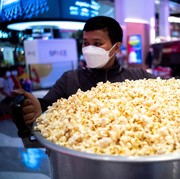 Viral Bioskop di Thailand Sediakan Paket All You Can Eat Popcorn dan Minuman Gratis, Pengunjung Sampai Bawa Ember!