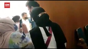 VIDEO: Pengen Foto Bareng, Wanita Fans Ferdy Sambo Masuk Ruang Sidang