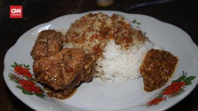 VIDEO: Punya Duit Rp5 ribu Mau Makan Ayam Pedas? Ke Warung Ini Ajah