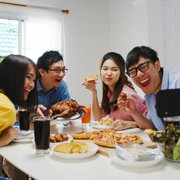 Suka Traktir Teman Ternyata Bisa Membawa Kebahagiaan Tersendiri Lho, Beauties! Ini Alasannya