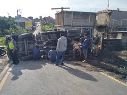 Truk Terguling Saat Turunkan Pasir-Tutupi Ruas Shortcut Canggu