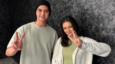 img-title Al Ghazali Pamer Foto Bareng Amanda Rawles, Komentar El Rumi Jadi Sorotan